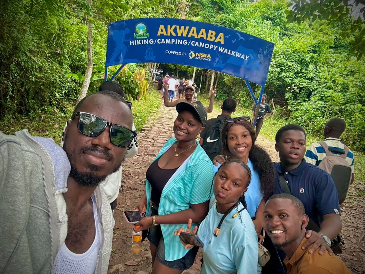 Étudiants de TAS qui prennent un selfie à Kakum