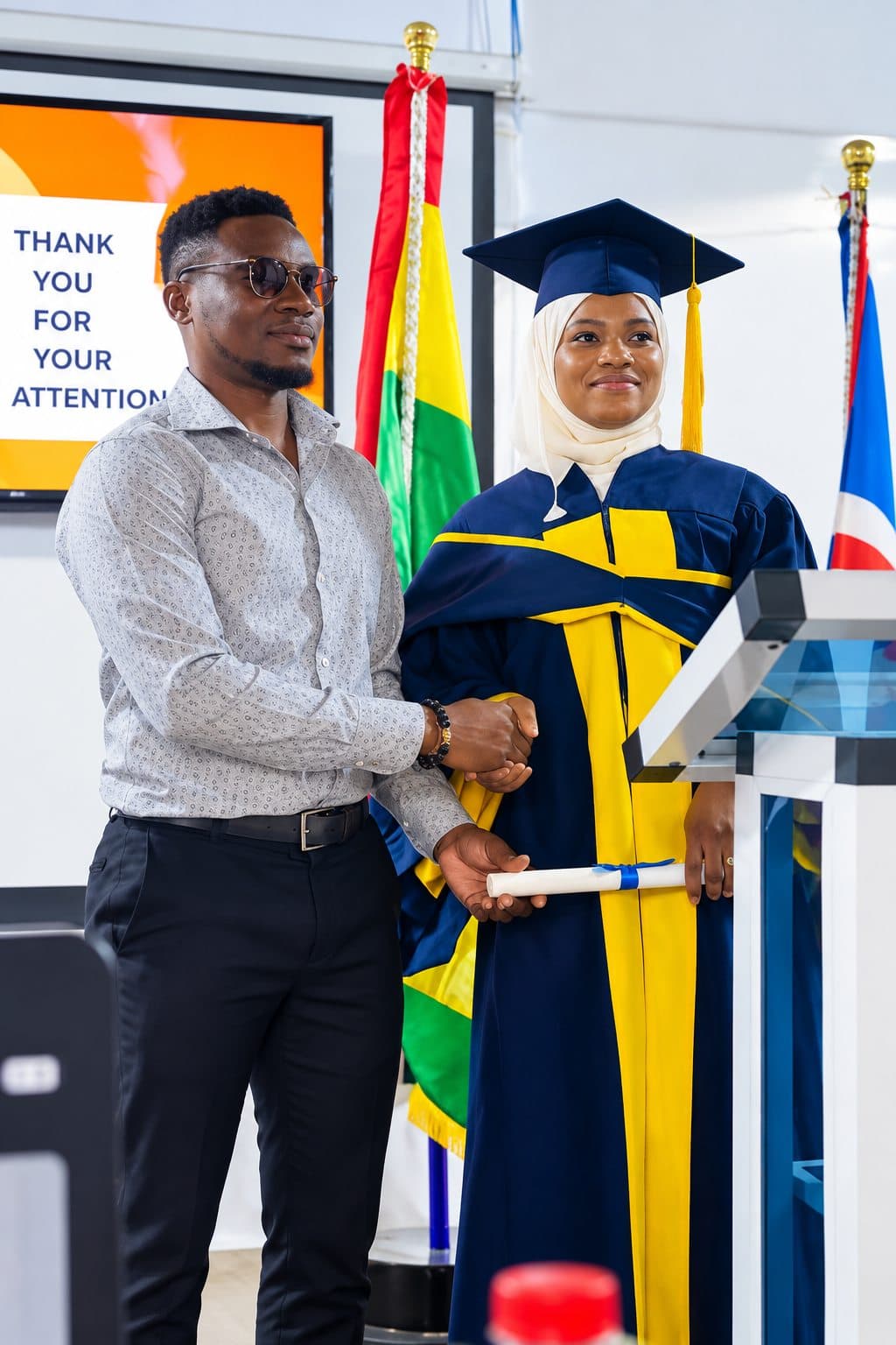 Une diplômée reçoit son diplôme